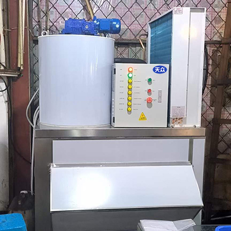 1吨片冰机交付山东某海鲜店使用